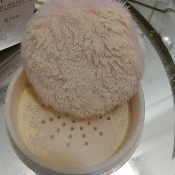 Translucent setting powder called The Powder Room by Pretty Vulgar. 25g/.88oz - Picture 5 of 5
